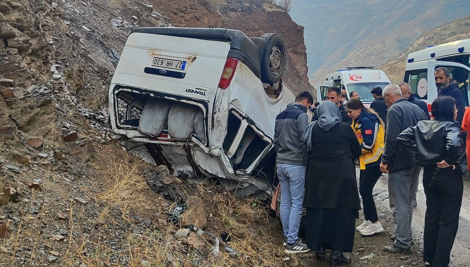 Hakkari’de minibüs takla attı: 11 yaralı